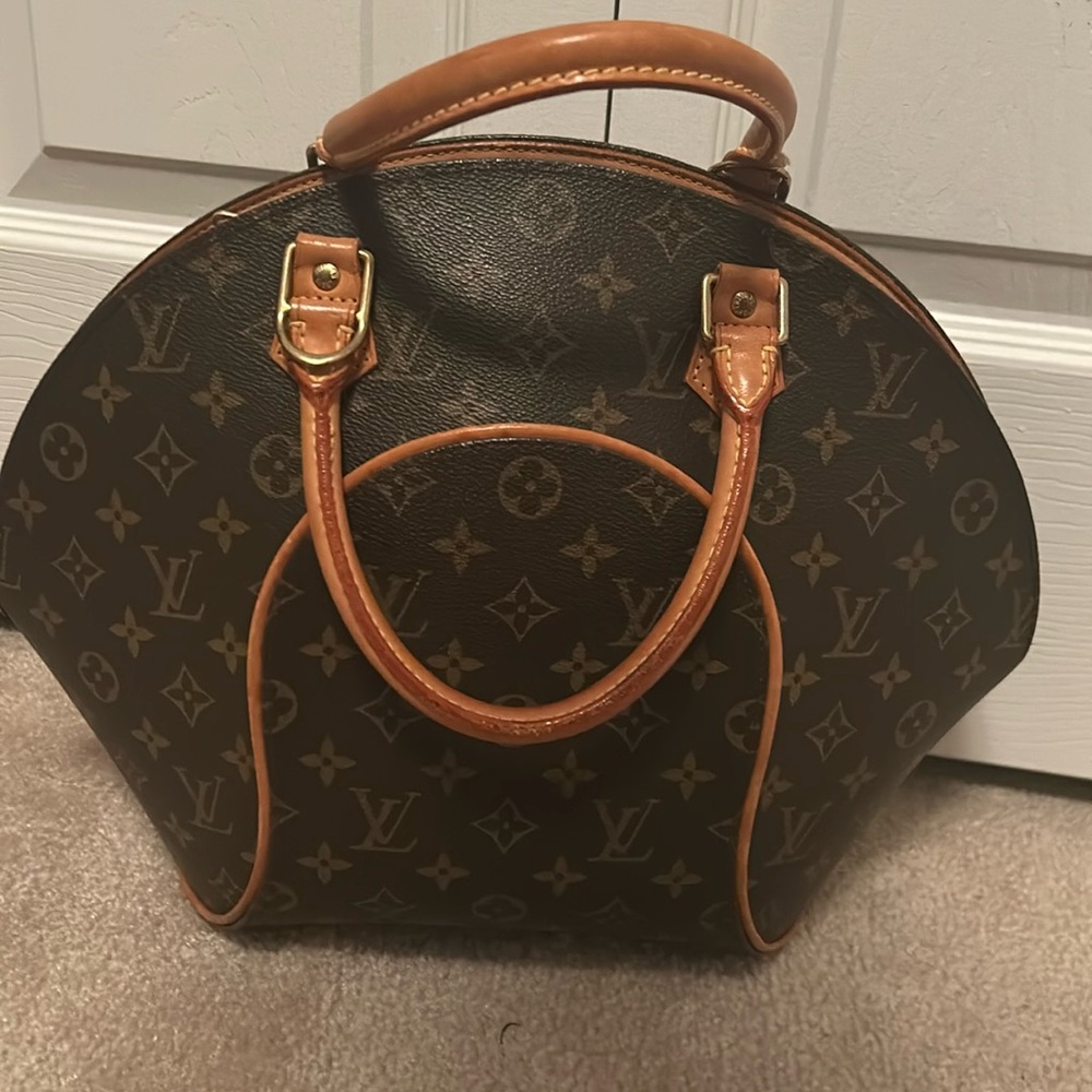 Authentic Louis Vuitton
Louis Vuitton Vintage Monogram Canvas Ellipse MM Satchel